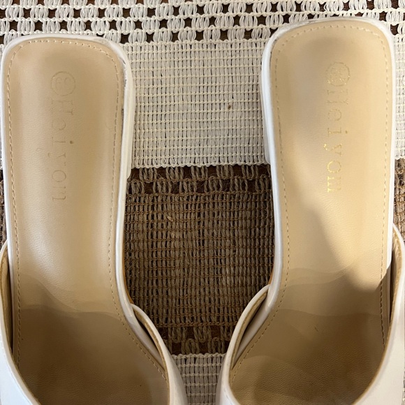 White mules with small block heel - Picture 2 of 3